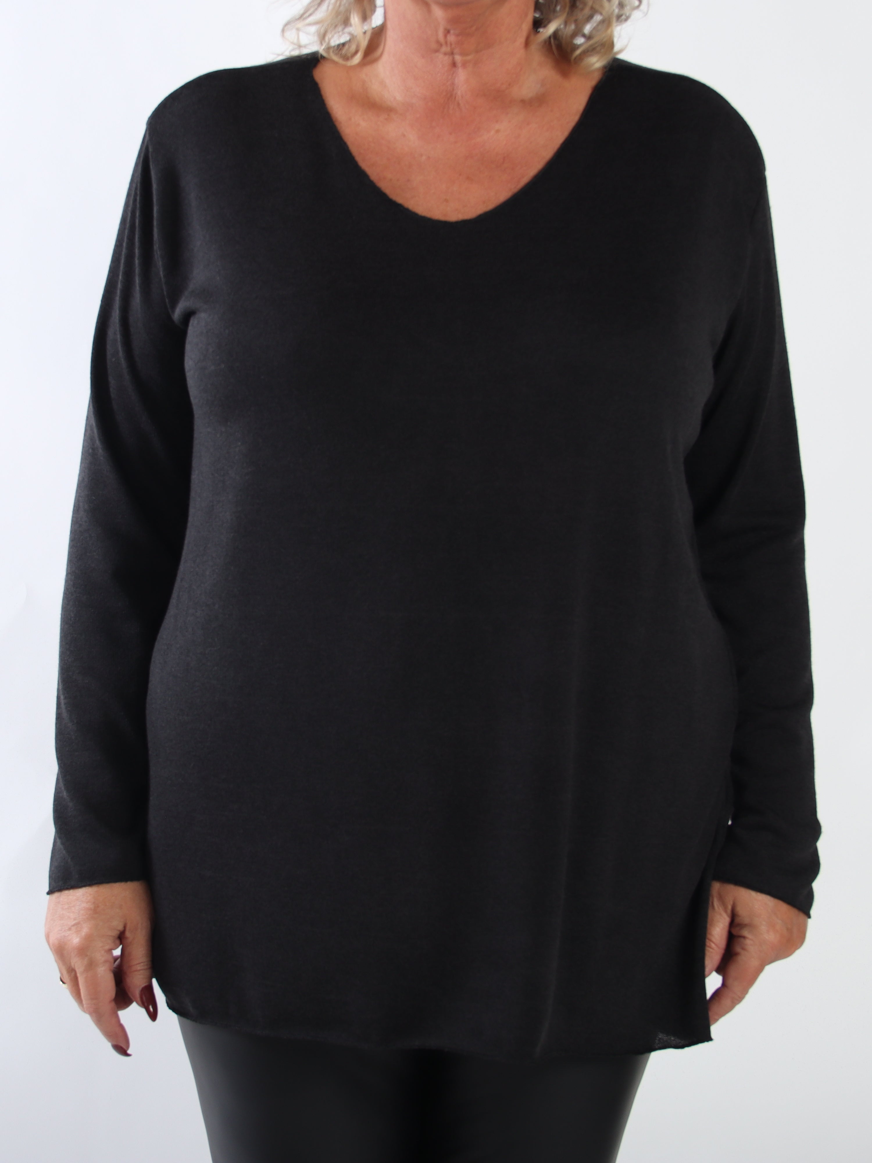 Belis - Mjuk och lätt stickad tröja i plus size i viskos med en vacker V-ringning och behaglig passform